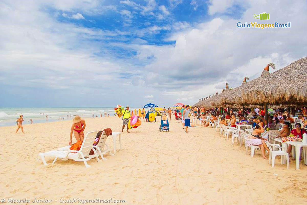 Imagem vendedores nas areias da badalada Praia do Futuro.